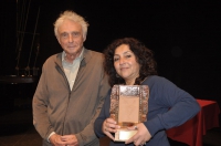 Da sinistra: Armand Mattelart, della Giuria Ufficiale con la regista Elena Varela, che riceve il Premio Opera Prima assegnato al film "Perro Muerto" di Camilo Becerra (Cile)